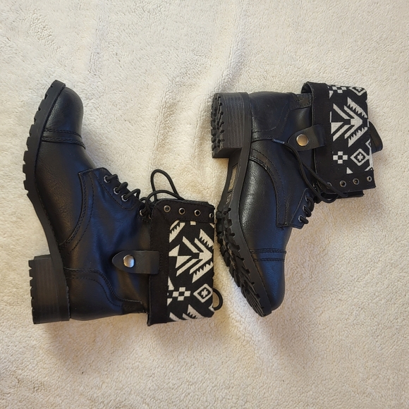 Soda Shoes - Soda Oralee Fold-over Black Combat Boots Women's Size 10 with Aztec Desi…